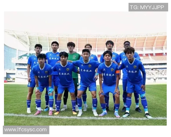 青春绿茵球星展魅力 足球帅哥驰骋赛场尽显年轻风采